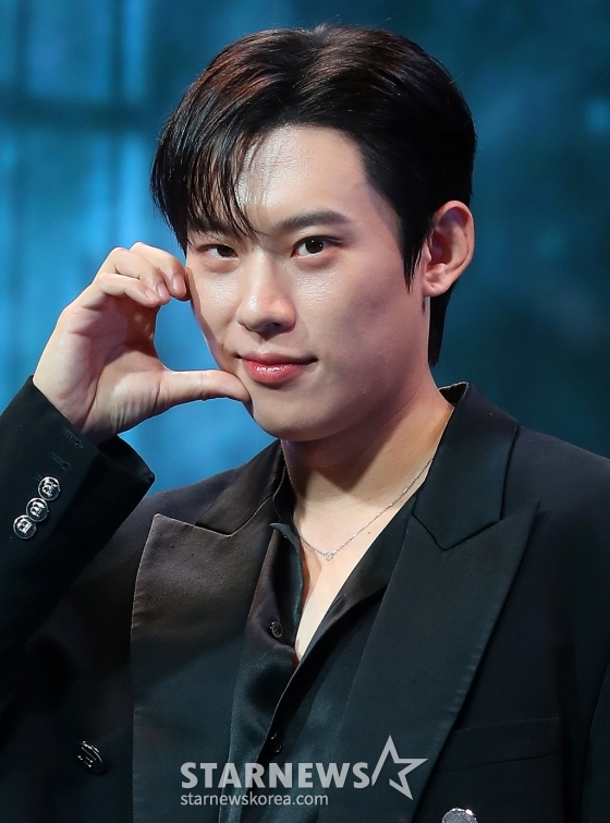 배우 김성철이 21일 오전 서울 JW메리어트 동대문스퀘어에서 진행된 넷플릭스 '지옥 시즌2' 제작발표회에 참석해 포즈를 취하고 있다. '지옥' 시즌2는 계속되는 지옥행 고지로 더욱 혼란스러워진 세상, 갑작스레 부활한 새진리회 정진수(김성철 분) 의장과 박정자(김신록 분)를 둘러싸고 소도의 민혜진(김현주 분) 변호사와 새진리회, 화살촉 세력이 새롭게 얽히면서 벌어지는 이야기다. 오는 25일 공개. 2024.10.21 /사진=김창현