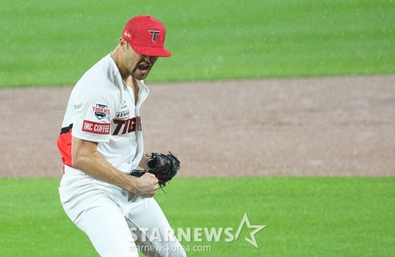'2024 KBO 포스트시즌 한국시리즈 1차전' KIA-삼성전이 21일 광주-기아챔피언스필드에서 열렸다. KIA 선발 네일이 1회초 2사 2,3루에서 삼성 김영웅을 삼진으로 돌려세운 후 포효하고 있다. /사진=김진경 대기자