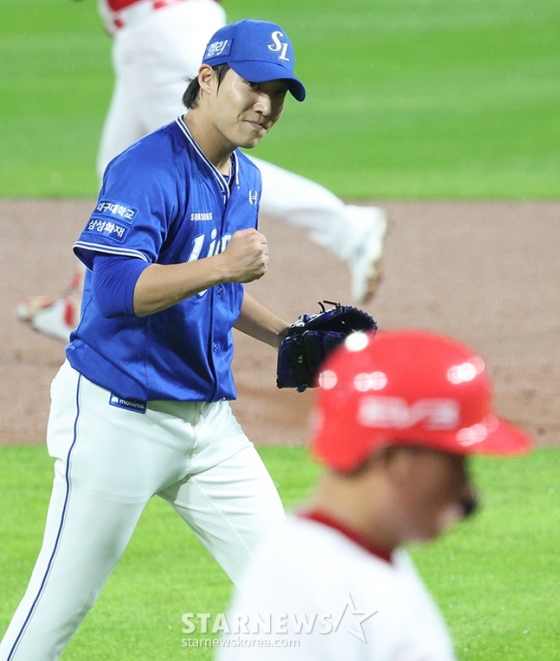 '2024 KBO 포스트시즌 한국시리즈 1차전' KIA-삼성전이 21일 광주-기아챔피언스필드에서 열렸다. 삼성 선발 원태인이 3회말 2사 2루에서 KIA 소크라테스를 내야 플라이로 잡고 환호하고 있다. /사진=김진경 대기자