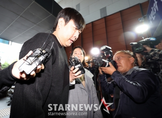 (서울=뉴스1) 이동해 기자 = 인터넷 불법 도박 사실을 털어놓은 개그맨 이진호가 22일 오후 서울 강남경찰서에 피의자 신분으로 출석하고 있다. 2024.10.22/뉴스1 Copyright (C) 뉴스1. All rights reserved. 무단 전재 및 재배포, AI학습 이용 금지. /사진=(서울=뉴스1) 이동해 기자