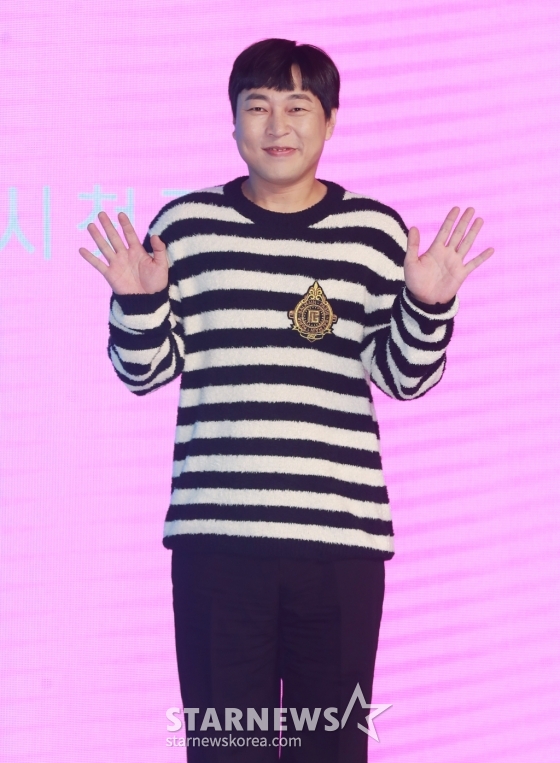 코미디언 이진호가 14일 오전 서울 여의도 콘래드호텔에서 진행된 쿠팡플레이 예능 '체인리액션' 제작발표회에 참석해 포즈를 취하고 있다. 지상낙원 사이판으로 떠난 8명의 남녀가 체인에 묶여 밤과 낮을 함께 보내는 짜릿한 리얼 데이팅 예능 '체인리액션'은 오는 16일 공개된다. /2022.09.14