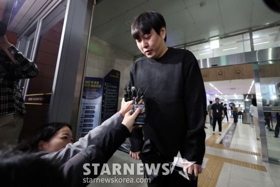 (서울=뉴스1) 이동해 기자 = 인터넷 불법 도박 사실을 털어놓은 개그맨 이진호가 22일 오후 서울 강남경찰서에 피의자 신분으로 출석하며 고개숙여 사과하고 있다. 2024.10.22/뉴스1 Copyright (C) 뉴스1. All rights reserved. 무단 전재 및 재배포, AI학습 이용 금지. /사진=(서울=뉴스1) 이동해 기자