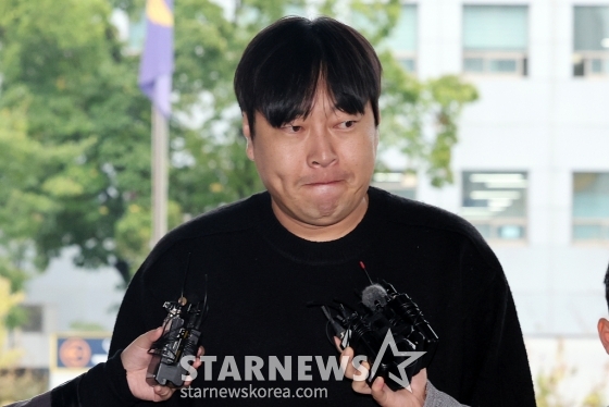 (서울=뉴스1) 이동해 기자 = 인터넷 불법 도박 사실을 털어놓은 개그맨 이진호가 22일 오후 서울 강남경찰서에 피의자 신분으로 출석하고 있다. 2024.10.22/뉴스1 Copyright (C) 뉴스1. All rights reserved. 무단 전재 및 재배포, AI학습 이용 금지. /사진=(서울=뉴스1) 이동해 기자