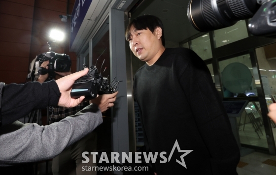 (서울=뉴스1) 이동해 기자 = 인터넷 불법 도박 사실을 털어놓은 개그맨 이진호가 22일 오후 서울 강남경찰서에 피의자 신분으로 출석하며 고개숙여 사과하고 있다. 2024.10.22/뉴스1 Copyright (C) 뉴스1. All rights reserved. 무단 전재 및 재배포, AI학습 이용 금지. /사진=(서울=뉴스1) 이동해 기자