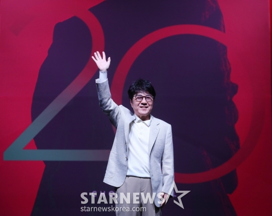 가수 조용필이 22일 오후 서울 용산구 블루스퀘어에서 진행된 정규 20집 '20' 발매기념 기자간담회에 참석해 포즈를 취하고 있다. '20'은 조용필의 음악 세계에서 중요한 이정표가 될 앨범으로, 타이틀곡 '그래도 돼'를 비롯해 '찰나', 'Timing(타이밍)', '세렝게티처럼', '왜', 'Feeling Of You(필링 오브 유)', '라' 등 총 7곡이 수록됐다. 록, 일렉트로니카, 발라드를 가로지르는 넓은 장르 스펙트럼을 보여줄 예정이다. 2024.10.22 /사진=김창현 chmt@