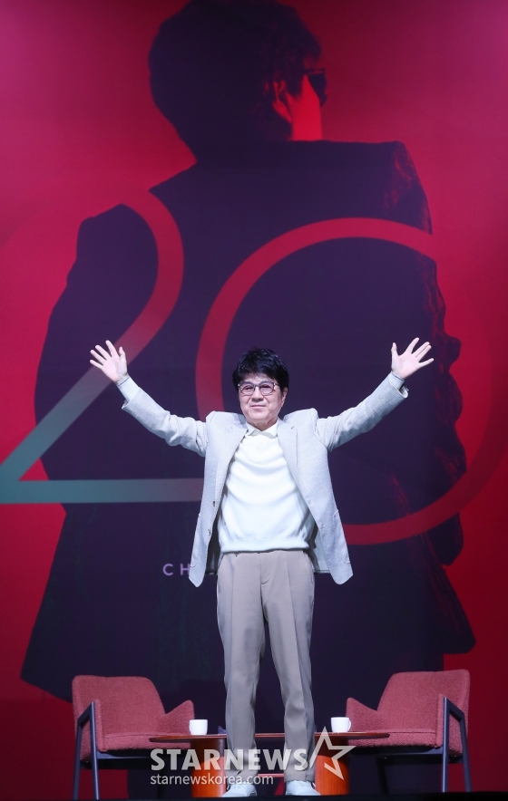 가수 조용필이 22일 오후 서울 용산구 블루스퀘어에서 진행된 정규 20집 '20' 발매기념 기자간담회에 참석해 포즈를 취하고 있다. '20'은 조용필의 음악 세계에서 중요한 이정표가 될 앨범으로, 타이틀곡 '그래도 돼'를 비롯해 '찰나', 'Timing(타이밍)', '세렝게티처럼', '왜', 'Feeling Of You(필링 오브 유)', '라' 등 총 7곡이 수록됐다. 록, 일렉트로니카, 발라드를 가로지르는 넓은 장르 스펙트럼을 보여줄 예정이다. 2024.10.22 /사진=김창현 chmt@