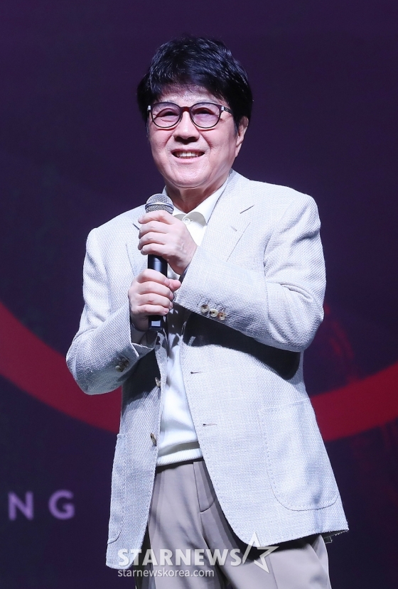 가수 조용필이 22일 오후 서울 용산구 블루스퀘어에서 진행된 정규 20집 '20' 발매기념 기자간담회에 참석해 인사말을 하고 있다. '20'은 조용필의 음악 세계에서 중요한 이정표가 될 앨범으로, 타이틀곡 '그래도 돼'를 비롯해 '찰나', 'Timing(타이밍)', '세렝게티처럼', '왜', 'Feeling Of You(필링 오브 유)', '라' 등 총 7곡이 수록됐다. 록, 일렉트로니카, 발라드를 가로지르는 넓은 장르 스펙트럼을 보여줄 예정이다. 2024.10.22 /사진=김창현 chmt@