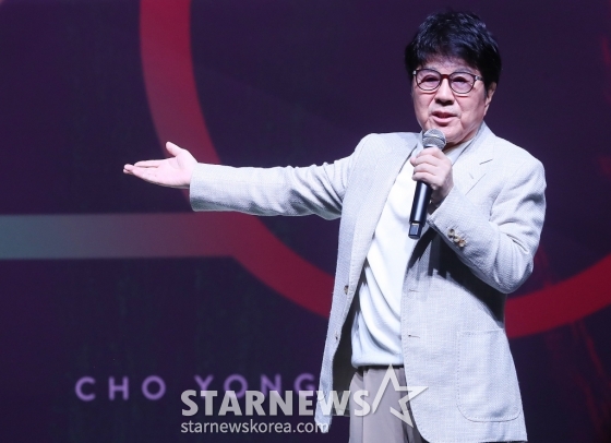 가수 조용필이 22일 오후 서울 용산구 블루스퀘어에서 진행된 정규 20집 '20' 발매기념 기자간담회에 참석해 인사말을 하고 있다. '20'은 조용필의 음악 세계에서 중요한 이정표가 될 앨범으로, 타이틀곡 '그래도 돼'를 비롯해 '찰나', 'Timing(타이밍)', '세렝게티처럼', '왜', 'Feeling Of You(필링 오브 유)', '라' 등 총 7곡이 수록됐다. 록, 일렉트로니카, 발라드를 가로지르는 넓은 장르 스펙트럼을 보여줄 예정이다. 2024.10.22 /사진=김창현 chmt@