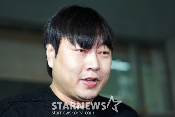 인터넷 불법도박 사실을 인정한 개그맨 이진호(38)씨가 22일 서울 강남구 대치동 강남경찰서에 피의자 신분으로 출석했다. K5를 타고 경찰서에 도착한 이씨는 사기 의혹, 불법 도박에 빠진 이유 및 팬과 동료 연예인에게 할 말을 있느냐는 취재진 질문에 연신 “죄송하다”고 답했으며, 경찰서 안으로 들어서면서 “조사를 성실히 받겠다”고 밝혔다. 이씨는 방송인 이수근, 가수 BTS 지민, 영탁을 포함, 동료 연예인·대부업체 등으로부터 23억원 가량의 돈을 빌린 것으로 알려졌다. 이후 이씨는 화성시 홍보대사에서 해촉됐고, 출연 중이던 아는 형님 프로그램에서도 하차했다. 경찰은 국민 신문고를 통해 접수된 사기 혐의에 대해서도 조사할 예정이다. /사진=임한별(머니S)