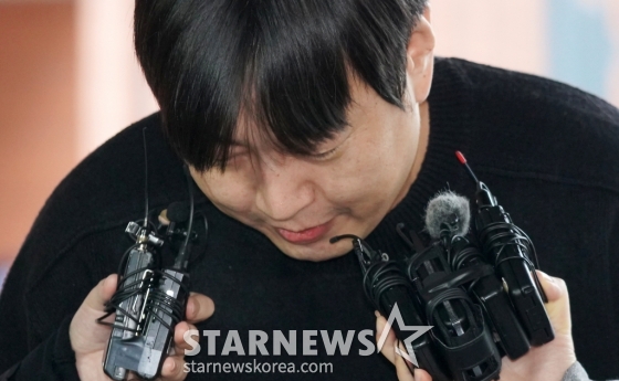 인터넷 불법도박 사실을 인정한 개그맨 이진호(38)씨가 22일 서울 강남구 대치동 강남경찰서에 피의자 신분으로 출석했다. K5를 타고 경찰서에 도착한 이씨는 사기 의혹, 불법 도박에 빠진 이유 및 팬과 동료 연예인에게 할 말을 있느냐는 취재진 질문에 연신 “죄송하다”고 답했으며, 경찰서 안으로 들어서면서 “조사를 성실히 받겠다”고 밝혔다. 이씨는 방송인 이수근, 가수 BTS 지민, 영탁을 포함, 동료 연예인·대부업체 등으로부터 23억원 가량의 돈을 빌린 것으로 알려졌다. 이후 이씨는 화성시 홍보대사에서 해촉됐고, 출연 중이던 아는 형님 프로그램에서도 하차했다. 경찰은 국민 신문고를 통해 접수된 사기 혐의에 대해서도 조사할 예정이다. /사진=임한별(머니S)