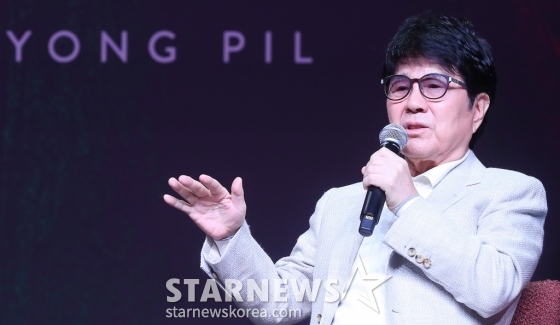 가수 조용필이 22일 오후 서울 용산구 블루스퀘어에서 진행된 정규 20집 '20' 발매기념 기자간담회에 참석해 인사말을 하고 있다. '20'은 조용필의 음악 세계에서 중요한 이정표가 될 앨범으로, 타이틀곡 '그래도 돼'를 비롯해 '찰나', 'Timing(타이밍)', '세렝게티처럼', '왜', 'Feeling Of You(필링 오브 유)', '라' 등 총 7곡이 수록됐다. 록, 일렉트로니카, 발라드를 가로지르는 넓은 장르 스펙트럼을 보여줄 예정이다. 2024.10.22 /사진=김창현 chmt@