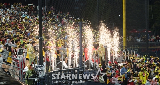 '2024 KBO 포스트시즌 한국시리즈 1차전' KIA-삼성전이 21일 광주-기아챔피언스필드에서 열렸다. KIA 팬들이 불꽃 응원을 펼치고 있다. /사진=김진경 대기자