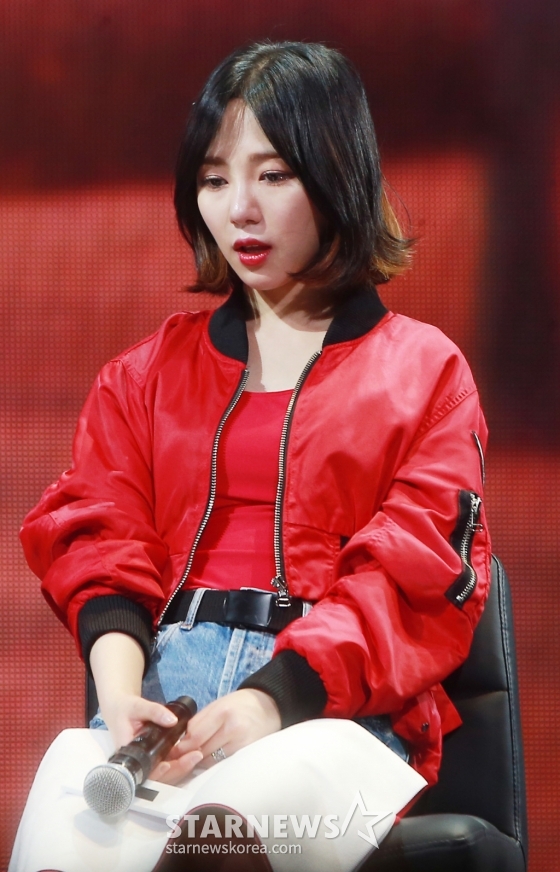 $ 걸그룹 AOA 민아가 16일 오후 서울 광진구 광장동 예스24 라이브홀에서 진행된 네 번째 미니앨범 '굿 럭(Good Luck)' 쇼케이스에서 눈물을 닦고 있다. 이번 미니앨범에는 '굿 럭'을 비롯해 '10세컨즈(10 Seconds)', '체리 팝(Cherry Pop)', '크레이지 보이(Crazy Boy)', '스틸 폴스 더 레인(Still Falls The Rain)' 등 총 5곡이 수록됐다. /사진=김창현 기자 chmt@