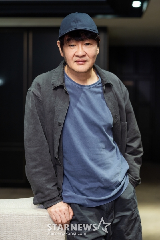 티빙 드라마 '대도시의 사랑법' 허진호 감독이 23일 서울 종로구 팔판동의 한 카페에서 진행된 인터뷰를 위해 포즈를 취하고 있다. '대도시의 사랑법'은 동명의 소설을 원작으로 둔 작품으로, 청춘들의 달콤한 만남과 이별의 아픔, 어딘가 모르게 나와 비슷한 사랑의 경험을 한 고영의 성장기를 그린다. / 사진제공=티빙, 메리크리스마스, 빅스톤스튜디오 /사진=김창현 chmt@