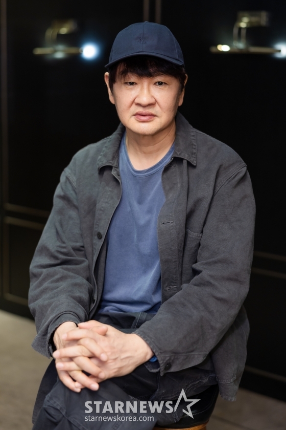 티빙 드라마 '대도시의 사랑법' 허진호 감독이 23일 서울 종로구 팔판동의 한 카페에서 진행된 인터뷰를 위해 포즈를 취하고 있다. '대도시의 사랑법'은 동명의 소설을 원작으로 둔 작품으로, 청춘들의 달콤한 만남과 이별의 아픔, 어딘가 모르게 나와 비슷한 사랑의 경험을 한 고영의 성장기를 그린다. / 사진제공=티빙, 메리크리스마스, 빅스톤스튜디오 /사진=김창현 chmt@