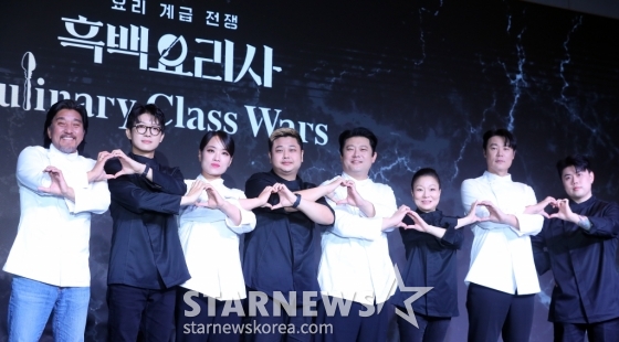 애드워드 리, 트리플 스타, 정지선, 요리하는 돌아이, 장호준, 이모카세 1호, 최현석, 나폴리 맛피아가 7일 오전 서울 마포구 호텔 나루 서울 엠갤러리에서 진행된 넷플릭스 예능 '흑백요리사: 요리 계급 전쟁' TOP8 기자간담회에 참석해 포즈를 취하고 있다. '흑백요리사: 요리 계급 전쟁'은 맛 하나는 최고라고 평가받는 재야의 고수 '흑수저' 셰프들이 대한민국 최고의 스타 셰프 '백수저'들에게 도전장을 내밀며 치열하게 맞붙는 100인의 요리 계급 전쟁이다. 2024.10.07 /사진=김창현
