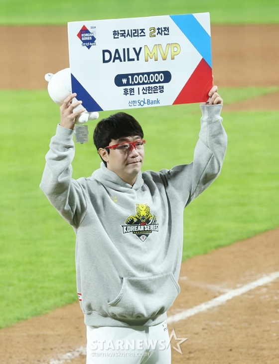 '2024 KBO 포스트시즌 한국시리즈 2차전' KIA-삼성전이 23일 광주-기아챔피언스필드에서 열렸다. KIA 양현종이 '데일리 MVP' 수상 후 포토타임을 갖고 있다.