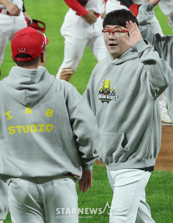 '2024 KBO 포스트시즌 한국시리즈 2차전' KIA-삼성전이 23일 광주-기아챔피언스필드에서 열렸다. KIA 선수들이 삼성에 8-3으로 승리한 후 이범호 감독과 하이파이브하고 있다. /사진=김진경 대기자