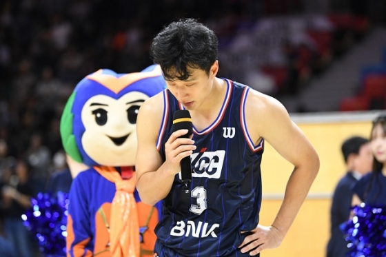 KCC 허웅이 19일 KT와 개막전 승리 후 팬들 앞에서 사과를 하고 있다. /사진=KBL 제공