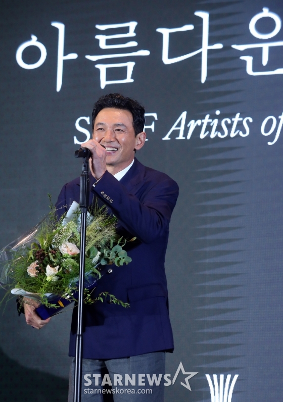 배우 황정민이 24일 오후 서울 강동구 고덕동 스테이지28에서 열린 '제14회 아름다운예술인상'에서 영화예술인상을 수상한 뒤 소감을 말하고 있다. '아름다운예술인상'은 2011년 신영균예술문화재단이 창립되던 해 제정돼 매년 연말에 영화, 연극, 공로, 선행, 독립영화 부문에서 활동이 돋보이는 예술인을 선정, 총 1억원(각 2천만원)의 시상금과 상패를 수여하는 축제를 이어왔다.2024.10.24 /사진=김창현 chmt@