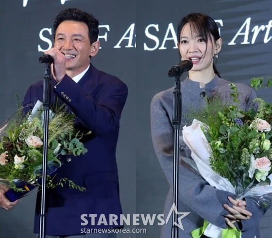 (왼쪽부터) 배우 황정민, 신민아가 24일 오후 서울 강동구 고덕동 스테이지28에서 열린 '제14회 아름다운예술인상'에 참석해 포즈를 취하고 있다. '아름다운예술인상'은 2011년 신영균예술문화재단이 창립되던 해 제정돼 매년 연말에 영화, 연극, 공로, 선행, 독립영화 부문에서 활동이 돋보이는 예술인을 선정, 총 1억원(각 2천만원)의 시상금과 상패를 수여하는 축제를 이어왔다.2024.10.24 /사진=김창현 chmt@