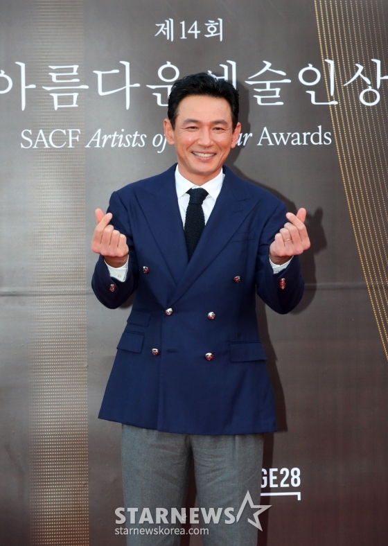 배우 황정민이 24일 오후 서울 강동구 고덕동 스테이지28에서 열린 '제14회 아름다운예술인상'에 참석해 포즈를 취하고 있다. '아름다운예술인상'은 2011년 신영균예술문화재단이 창립되던 해 제정돼 매년 연말에 영화, 연극, 공로, 선행, 독립영화 부문에서 활동이 돋보이는 예술인을 선정, 총 1억원(각 2천만원)의 시상금과 상패를 수여하는 축제를 이어왔다.2024.10.24 /사진=김창현 chmt@