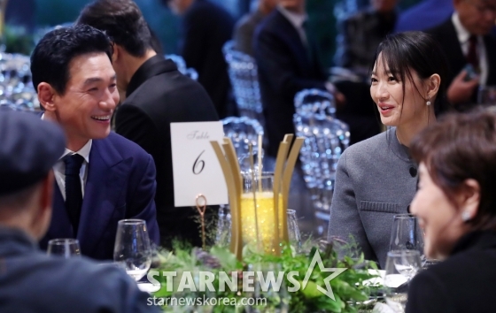 배우 황정민, 신민아가 24일 오후 서울 강동구 고덕동 스테이지28에서 열린 '제14회 아름다운예술인상'에 참석해 대화를 나누고 있다. '아름다운예술인상'은 2011년 신영균예술문화재단이 창립되던 해 제정돼 매년 연말에 영화, 연극, 공로, 선행, 독립영화 부문에서 활동이 돋보이는 예술인을 선정, 총 1억원(각 2천만원)의 시상금과 상패를 수여하는 축제를 이어왔다.2024.10.24 /사진=김창현 chmt@