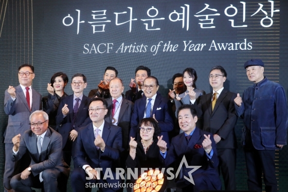 24일 오후 서울 강동구 고덕동 스테이지28에서 열린 '제14회 아름다운예술인상'에서 수상자 및 내빈들이 기념촬영을 하고 있다. '아름다운예술인상'은 2011년 신영균예술문화재단이 창립되던 해 제정돼 매년 연말에 영화, 연극, 공로, 선행, 독립영화 부문에서 활동이 돋보이는 예술인을 선정, 총 1억원(각 2천만원)의 시상금과 상패를 수여하는 축제를 이어왔다.2024.10.24 /사진=김창현 chmt@