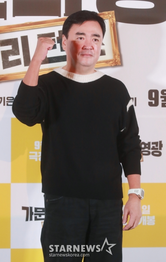 정태원 감독이 19일 오전 서울 CGV용산아이파크몰에서 진행된 영화 '가문의 영광: 리턴즈'(감독 정태원, 정용기) 언론시사회 및 기자간담회에 참석해 포즈를 취하고 있다. 잘 나가는 스타 작가 대서와 가문의 막내딸 진경을 결혼시키기 위해 온갖 음모를 꾸미는 장씨 가문의 사생결단 결혼성사 대작전을 그린 코미디 '가문의 영광: 리턴즈'는 오는 21일 개봉한다. /2023.09.19 /사진=이동훈