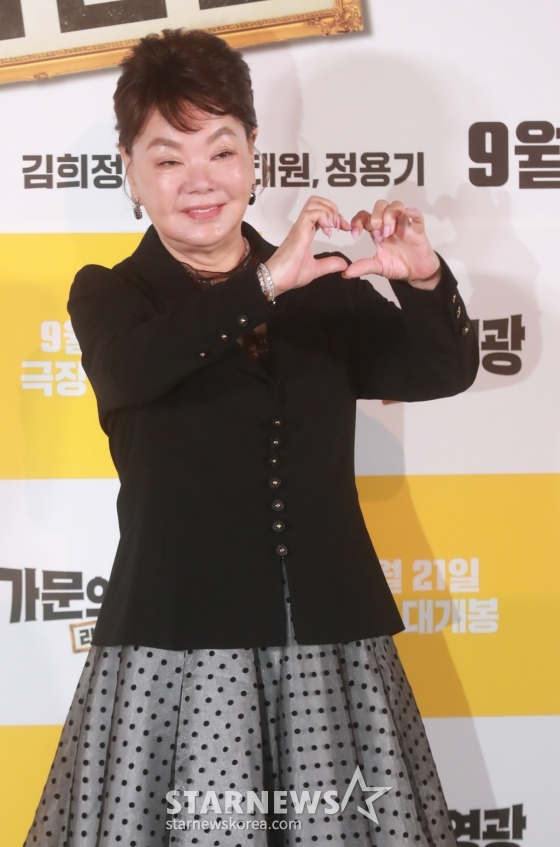 배우 유라가 19일 오전 서울 CGV용산아이파크몰에서 진행된 영화 '가문의 영광: 리턴즈'(감독 정태원, 정용기) 언론시사회 및 기자간담회에 참석해 포즈를 취하고 있다. 잘 나가는 스타 작가 대서와 가문의 막내딸 진경을 결혼시키기 위해 온갖 음모를 꾸미는 장씨 가문의 사생결단 결혼성사 대작전을 그린 코미디 '가문의 영광: 리턴즈'는 오는 21일 개봉한다. /2023.09.19 /사진=이동훈