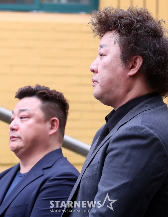배우 고(故) 김수미 발인식이 21일 오전 서울 성동구 한양대학교 장례식장에서 엄수된 가운데 코미디언 윤정수, 정준하가 슬픔에 잠겨 있다. 김수미는 지난 25일 오전 세상을 떠났다. 향년 75세. 고인은 이날 오전 8시 8분께 심정지 상태로 구급차에 실려 서울 성모병원으로 이송됐으나 사망했다. 유족에 따르면, 고혈당 쇼크에 따른 심정지가 온 것으로 알려졌다. 2024.10.27 /사진=김창현 chmt@