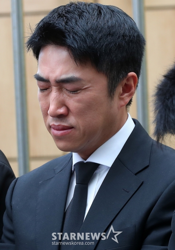 배우 고(故) 김수미 발인식이 21일 오전 서울 성동구 한양대학교 장례식장에서 엄수된 가운데 개그맨 장동민이 슬픔에 잠겨 있다. 김수미는 지난 25일 오전 세상을 떠났다. 향년 75세. 고인은 이날 오전 8시 8분께 심정지 상태로 구급차에 실려 서울 성모병원으로 이송됐으나 사망했다. 유족에 따르면, 고혈당 쇼크에 따른 심정지가 온 것으로 알려졌다. 2024.10.27 /사진=김창현 chmt@