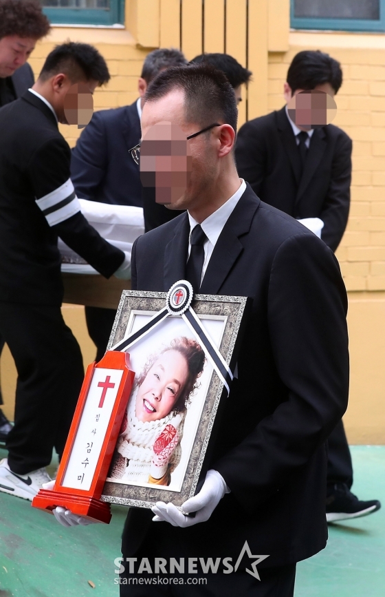 배우 고(故) 김수미 발인식이 21일 오전 서울 성동구 한양대학교 장례식장에서 엄수되고 있다. 김수미는 지난 25일 오전 세상을 떠났다. 향년 75세. 고인은 이날 오전 8시 8분께 심정지 상태로 구급차에 실려 서울 성모병원으로 이송됐으나 사망했다. 유족에 따르면, 고혈당 쇼크에 따른 심정지가 온 것으로 알려졌다. 2024.10.27 /사진=김창현 chmt@