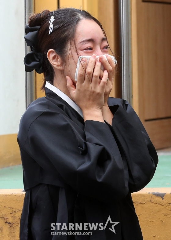 배우 고(故) 김수미 발인식이 27일 오전 서울 성동구 한양대학교 장례식장에서 엄수된 가운데 며느리 서효림이 슬픔에 잠겨 있다. 김수미는 지난 25일 오전 세상을 떠났다. 향년 75세. 고인은 이날 오전 8시 8분께 심정지 상태로 구급차에 실려 서울 성모병원으로 이송됐으나 사망했다. 유족에 따르면, 고혈당 쇼크에 따른 심정지가 온 것으로 알려졌다. 2024.10.27 /사진=김창현 chmt@