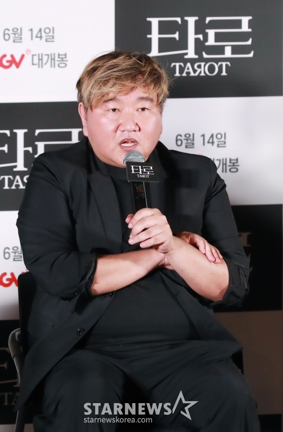 최병길 감독이 12일 오후 서울 CGV용산아이파크몰에서 진행된 영화 '타로'(감독 최병길) 기자간담회에 참석해 질문에 답하고 있다. 한순간의 선택으로 뒤틀린 타로카드의 저주에 갇혀버리는 잔혹 운명 미스터리 '타로'는 오는 14일 개봉한다. /2024.06.12 /사진=이동훈
