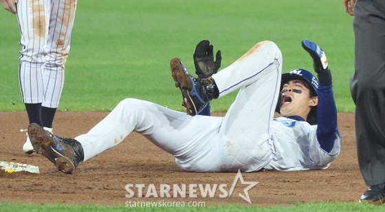 '2024 KBO 포스트시즌 플레이오프 2차전' LG-삼성전이 15일 대구 삼성라이온즈파크에서 열렸다. 삼성 1회말 2사 1루에서 1루주자 구자욱이 디아즈 타석 때 2루 도루에 성공하고 있다. 구자욱은 디아즈 타석 때 2루 도루에 성공했으나 슬라이딩 과정에서 부상을 입고 검진을 위해 병원으로 긴급 이동했다. /사진=김진경 대기자