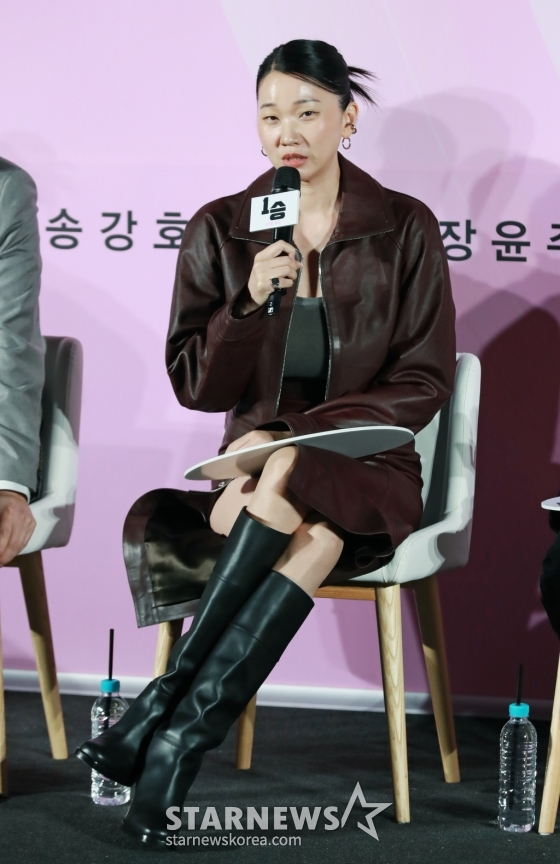 배우 장윤주가 28일 오전 서울 CGV용산아이파크몰에서 진행된 영화 '1승'(감독 신연식) 제작발표회에 참석해 질문에 답하고 있다. 이겨본 적 없는 감독과 이길 생각 없는 구단주, 이기는 법 모르는 선수들까지 승리의 가능성이 하나도 없는 프로 여자배구단이 1승을 위해 도전에 나서는 영화 '1승'은 오는 12월 개봉예정이다. /2024.10.28 /사진=이동훈 photoguy@