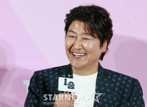 배우 송강호가 28일 오전 서울 CGV용산아이파크몰에서 진행된 영화 '1승'(감독 신연식) 제작발표회에 참석해 질문에 답하고 있다. 이겨본 적 없는 감독과 이길 생각 없는 구단주, 이기는 법 모르는 선수들까지 승리의 가능성이 하나도 없는 프로 여자배구단이 1승을 위해 도전에 나서는 영화 '1승'은 오는 12월 개봉예정이다. /2024.10.28 /사진=이동훈 photoguy@