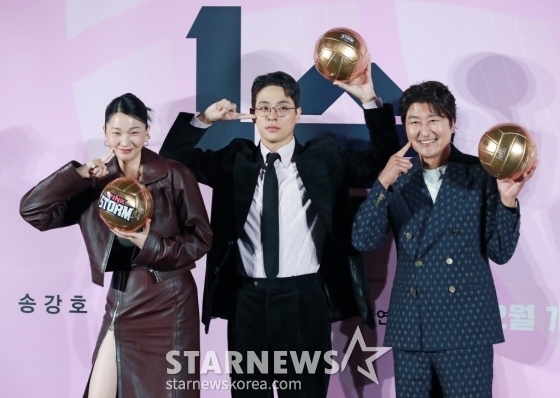 배우 장윤주, 박정민, 송강호가 28일 오전 서울 CGV용산아이파크몰에서 진행된 영화 '1승'(감독 신연식) 제작발표회에 참석해 포즈를 취하고 있다. 이겨본 적 없는 감독과 이길 생각 없는 구단주, 이기는 법 모르는 선수들까지 승리의 가능성이 하나도 없는 프로 여자배구단이 1승을 위해 도전에 나서는 영화 '1승'은 오는 12월 개봉예정이다. /2024.10.28 /사진=이동훈 photoguy@