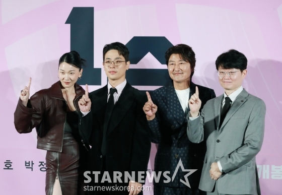 배우 장윤주, 박정민, 송강호, 신연식 감독이 28일 오전 서울 CGV용산아이파크몰에서 진행된 영화 '1승'(감독 신연식) 제작발표회에 참석해 포즈를 취하고 있다. 이겨본 적 없는 감독과 이길 생각 없는 구단주, 이기는 법 모르는 선수들까지 승리의 가능성이 하나도 없는 프로 여자배구단이 1승을 위해 도전에 나서는 영화 '1승'은 오는 12월 개봉예정이다. /2024.10.28 /사진=이동훈 photoguy@