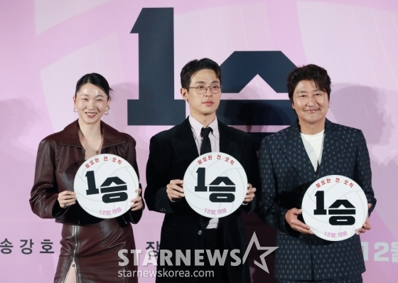 배우 장윤주, 박정민, 송강호가 28일 오전 서울 CGV용산아이파크몰에서 진행된 영화 '1승'(감독 신연식) 제작발표회에 참석해 포즈를 취하고 있다. 이겨본 적 없는 감독과 이길 생각 없는 구단주, 이기는 법 모르는 선수들까지 승리의 가능성이 하나도 없는 프로 여자배구단이 1승을 위해 도전에 나서는 영화 '1승'은 오는 12월 개봉예정이다. /2024.10.28 /사진=이동훈 photoguy@