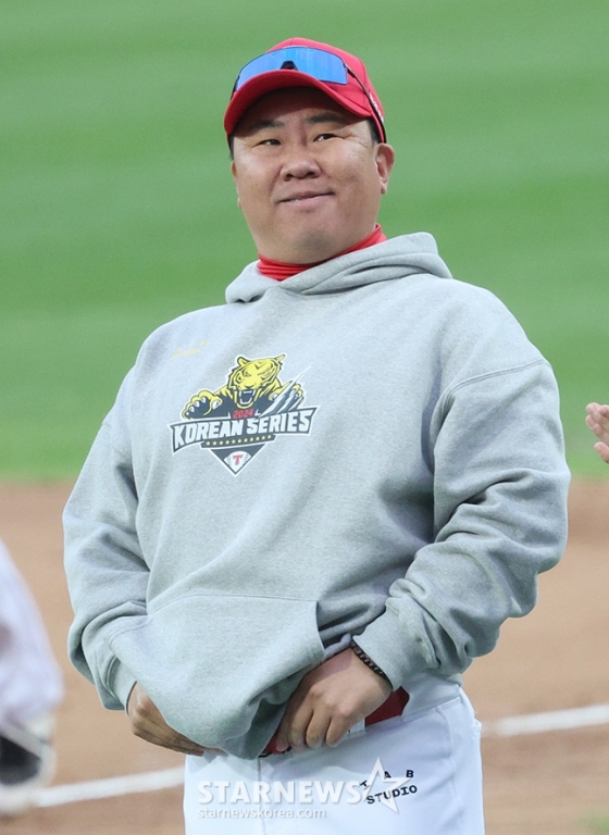 '2024 KBO 포스트시즌 한국시리즈 4차전' 삼성-KIA전이 26일 대구 삼성라이온즈파크에서 열렸다. 삼성에 9-2로 승리한 후 KIA 이범호 감독이 팬들에 미소를 날리고 있다. /사진=김진경 대기자