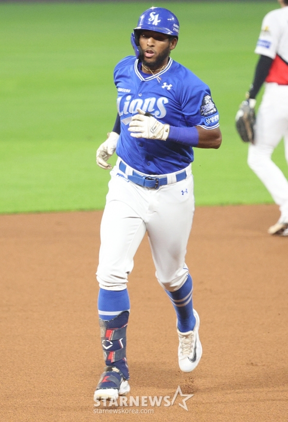 '2024 KBO 포스트시즌 한국시리즈 5차전' KIA-삼성전이 28일 광주-기아챔피언스필드에서 열렸다. 삼성 디아즈가 1회초 2사 1루에서 KIA 선발 양현종을 상대로 선제 우월 2점 홈런을 날린 후 홈인하고 있다. /사진=김진경 대기자