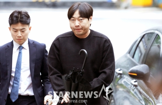 인터넷 불법도박 사실을 인정한 개그맨 이진호(38)씨가 22일 서울 강남구 대치동 강남경찰서에 피의자 신분으로 출석했다. K5를 타고 경찰서에 도착한 이씨는 사기 의혹, 불법 도박에 빠진 이유 및 팬과 동료 연예인에게 할 말을 있느냐는 취재진 질문에 연신 “죄송하다”고 답했으며, 경찰서 안으로 들어서면서 “조사를 성실히 받겠다”고 밝혔다. 이씨는 방송인 이수근, 가수 BTS 지민, 영탁을 포함, 동료 연예인·대부업체 등으로부터 23억원 가량의 돈을 빌린 것으로 알려졌다. 이후 이씨는 화성시 홍보대사에서 해촉됐고, 출연 중이던 아는 형님 프로그램에서도 하차했다. 경찰은 국민 신문고를 통해 접수된 사기 혐의에 대해서도 조사할 예정이다. /사진=임한별(머니S)