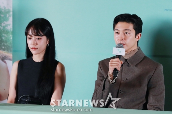 배우 홍경, 노윤서가 28일 오후 서울 메가박스 코엑스에서 진행된 영화 '청설'(감독 조선호) 언론시사회 및 기자간담회에 참석해 질문에 답하고 있다. 사랑을 향해 직진하는 ‘용준’(홍경)과 진심을 알아가는 ‘여름’(노윤서), 두 사람을 응원하는 동생 ‘가을’(김민주)의 청량하고 설레는 순간들을 담은 영화 청설은 11월 6일 개봉한다. /2024.10.28 /사진=이동훈 photoguy@