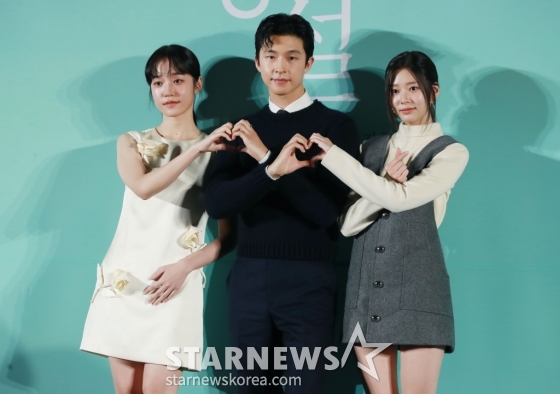 배우 노윤서, 홍경, 김민주가 18일 오전 서울 메가박스 성수에서 진행된 영화 '청설'(감독 조선호) 제작발표회에 참석해 포즈를 취하고 있다. 사랑을 향해 직진하는 ‘용준’(홍경)과 진심을 알아가는 ‘여름’(노윤서), 두 사람을 응원하는 동생 ‘가을’(김민주)의 청량하고 설레는 순간들을 담은 영화 청설은 11월 6일 개봉한다. /2024.10.18 /사진=이동훈