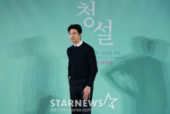 배우 홍경이 18일 오전 서울 메가박스 성수에서 진행된 영화 '청설'(감독 조선호) 제작발표회에 참석해 포즈를 취하고 있다. 사랑을 향해 직진하는 ‘용준’(홍경)과 진심을 알아가는 ‘여름’(노윤서), 두 사람을 응원하는 동생 ‘가을’(김민주)의 청량하고 설레는 순간들을 담은 영화 청설은 11월 6일 개봉한다. /2024.10.18 /사진=이동훈