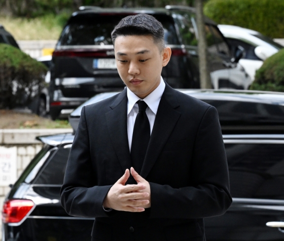 (서울=뉴스1) 임세영 기자 = 프로포폴 상습 투약 혐의로 기소된 배우 유아인(본명 엄홍식)이 3일 서울 서초구 서울중앙지방법원에서 열린 1심 선고 공판에 출석하고 있다. 이날 서울중앙지법 형사합의25부는 유 씨에게 징역 1년을 선고했다. (공동취재) 2024.9.3/뉴스1 Copyright (C) 뉴스1. All rights reserved. 무단 전재 및 재배포, AI학습 이용 금지. /사진=(서울=뉴스1) 임세영 기자