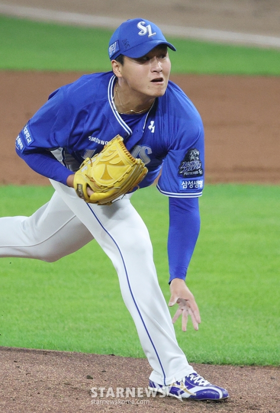 '2024 KBO 포스트시즌 한국시리즈 5차전' KIA-삼성전이 28일 광주-기아챔피언스필드에서 열렸다. 삼성 선발 이승현이 역투하고 있다. /사진=김진경 대기자