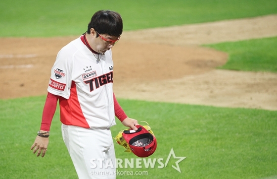 '2024 KBO 포스트시즌 한국시리즈 5차전' KIA-삼성전이 28일 광주-기아챔피언스필드에서 열렸다. KIA 선발 양현종이 3회초 2사 1루에서 삼성 디아즈에게 2점 홈런을 허용한 후 교체되고 있다. /사진=김진경 대기자